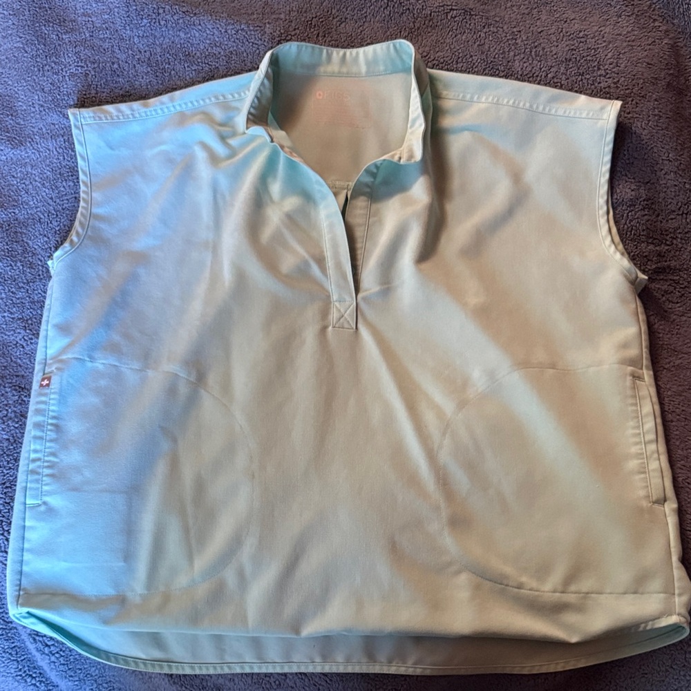 FIGS Rafaela Oversized Scrub Top - women’s L in Fresh Aqua